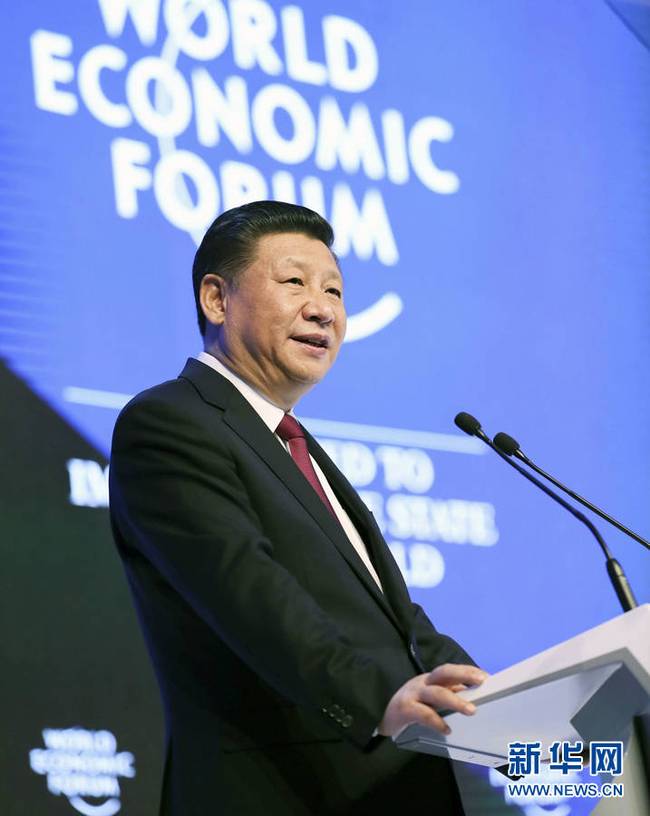 2017年1月17日,国家主席习近平在瑞士达沃斯国际会议中心出席世界经济论坛2017年年会开幕式,并发表题为《共担时代责任 共促全球发展》的主旨演讲。 新华社记者 兰红光 摄